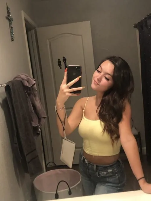 Mina, 22 Jahre — sextreffen in Lübeck, 00