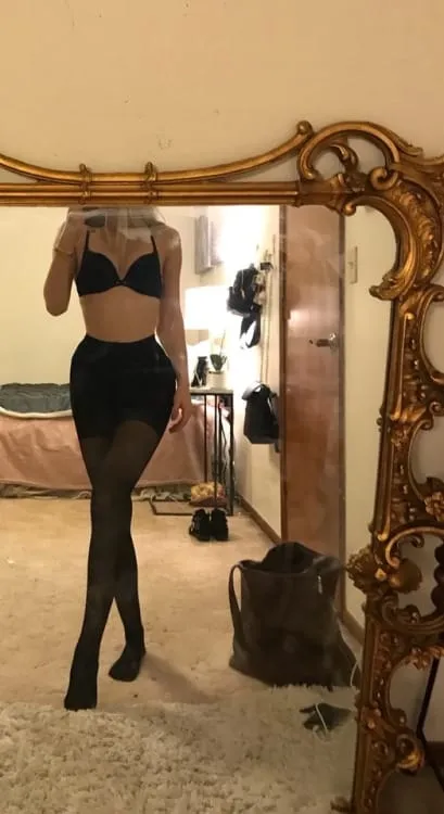 Flora, 19 Jahre — sextreffen in Duisburg